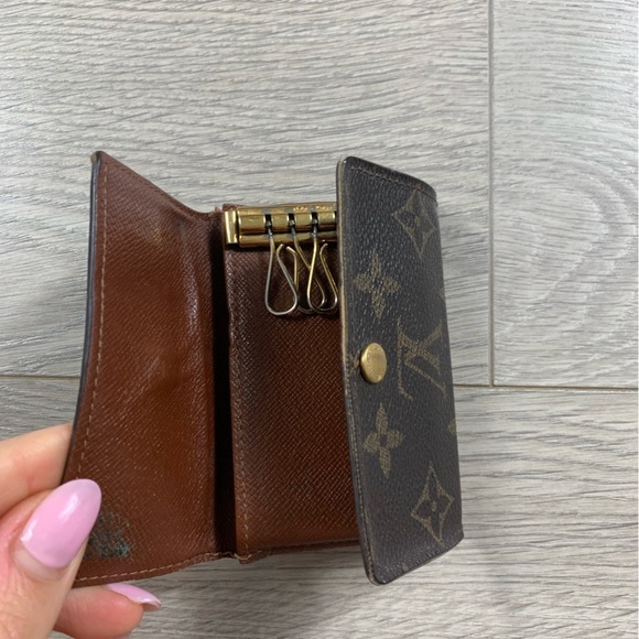 Louis Vuitton Monogram 6 Key Holder - Picture 14 of 15
